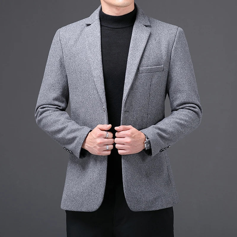 Blazer Masculino Raffenzi RZ107 com corte ajustado e tecido leve, ideal para um visual elegante em eventos formais e composições casuais.