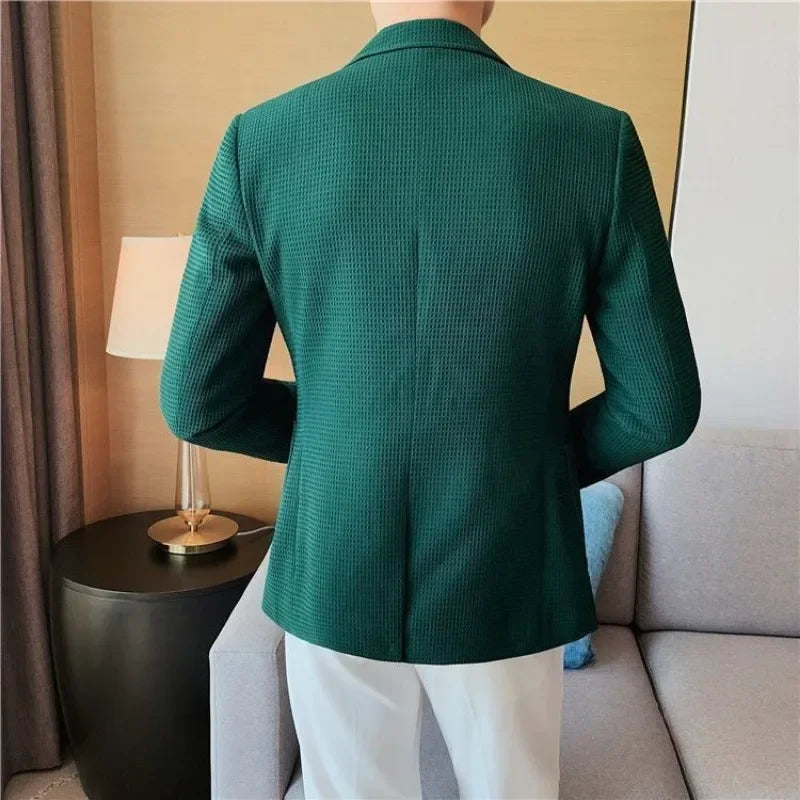 Blazer Masculino Raffenzi RZ109 com design elegante e versátil, ideal para destacar o visual em eventos formais, ocasiões especiais ou compromissos casuais.