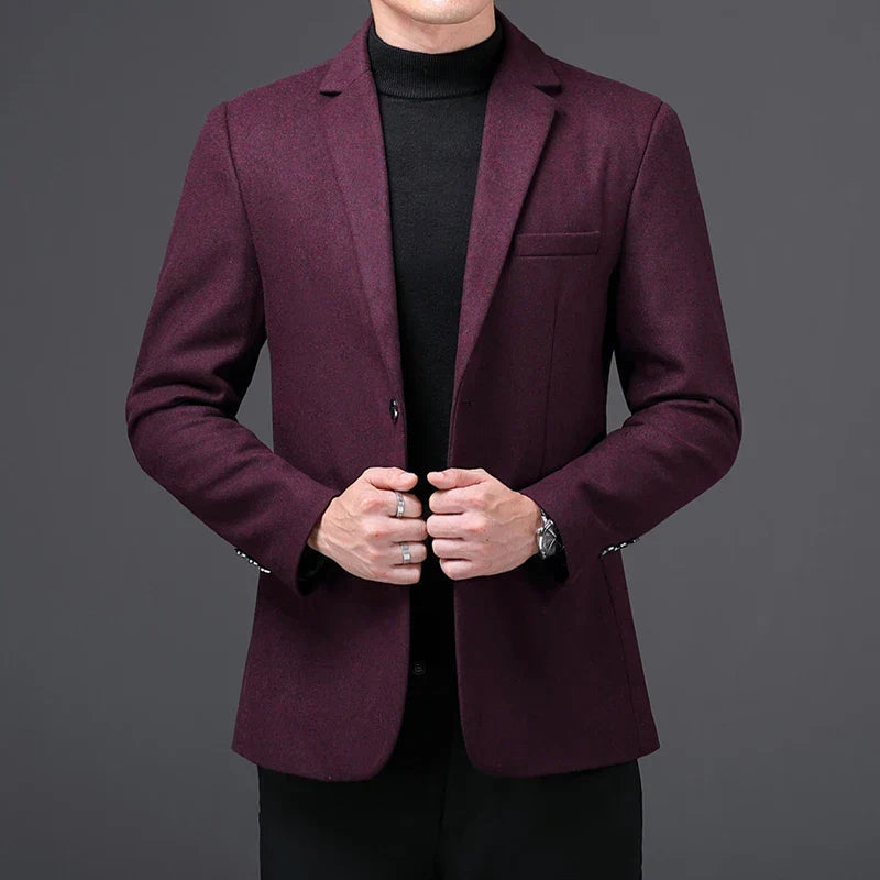 Blazer Masculino Raffenzi RZ107 com corte ajustado e tecido leve, ideal para um visual elegante em eventos formais e composições casuais.