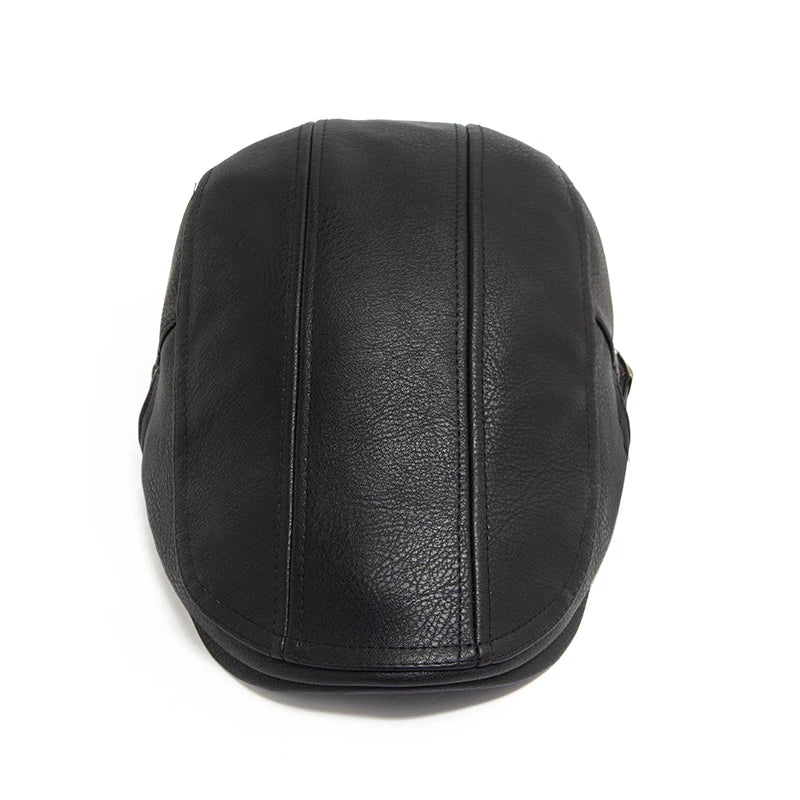 Boina masculina inglesa de couro Raffenzi RZ099 oferece estilo sofisticado, conforto e versatilidade para compor visuais modernos e elegantes.