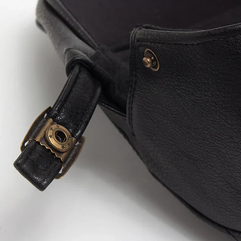 Boina masculina inglesa de couro Raffenzi RZ099 oferece estilo sofisticado, conforto e versatilidade para compor visuais modernos e elegantes.