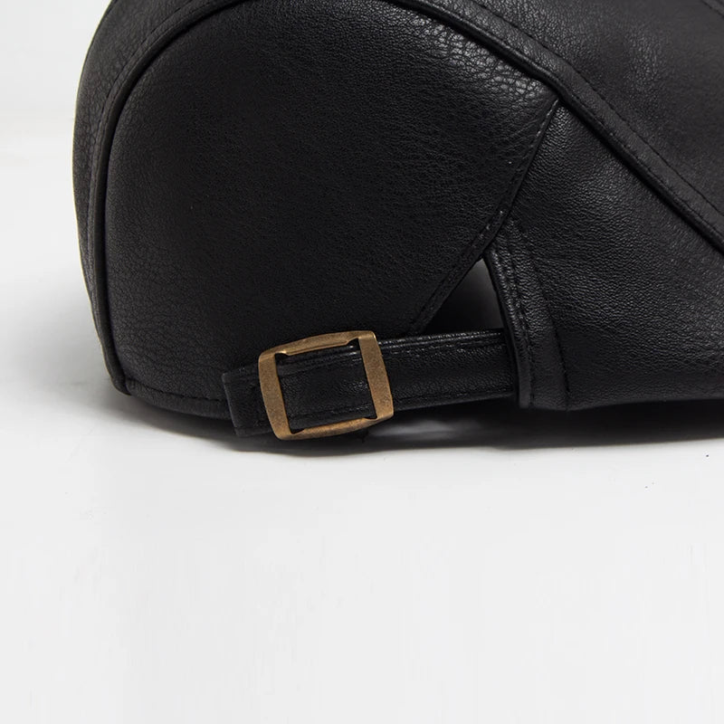 Boina masculina inglesa de couro Raffenzi RZ099 oferece estilo sofisticado, conforto e versatilidade para compor visuais modernos e elegantes.