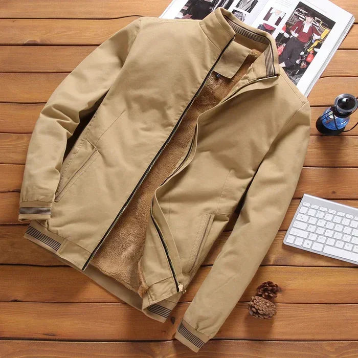 Jaqueta Bomber Masculina Raffenzi RZ088 com design moderno, confortável e versátil para compor looks estilosos e práticos no cotidiano.