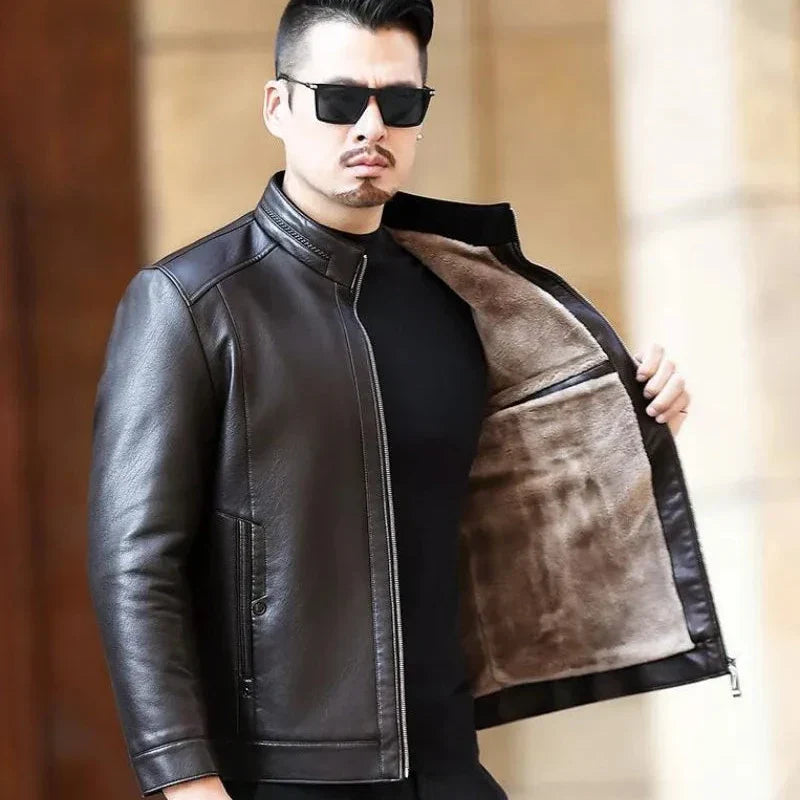 Jaqueta de couro masculina Raffenzi RZ036 com design moderno, resistente e sofisticado, perfeita para compor diferentes estilos com elegância.