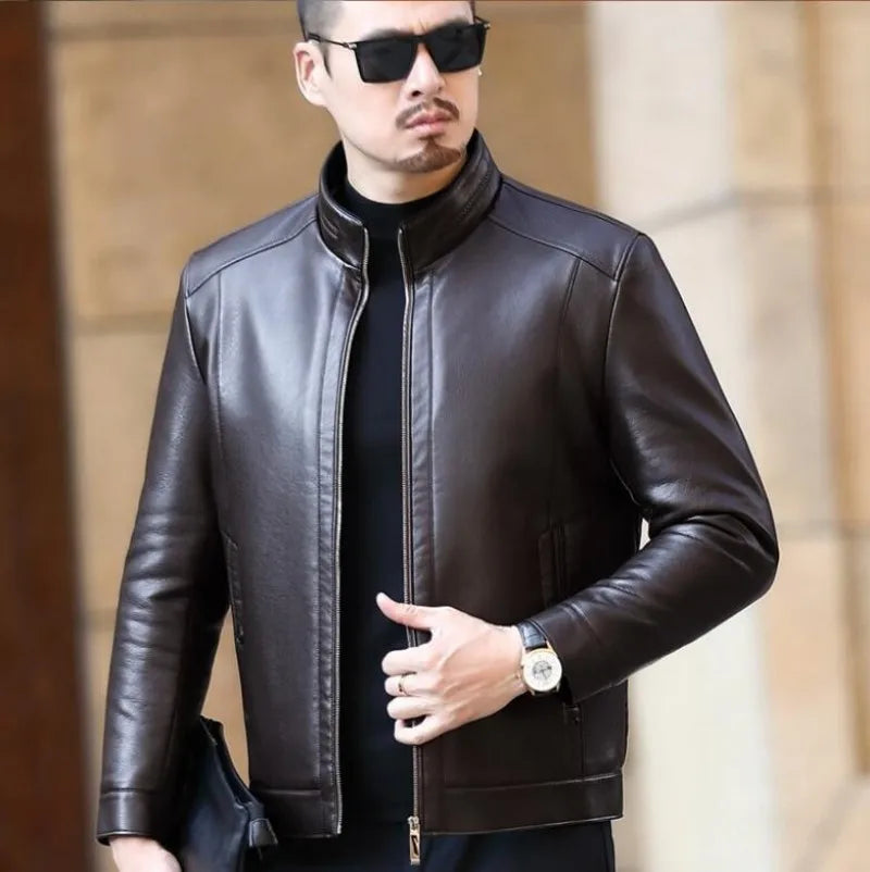 Jaqueta de couro masculina Raffenzi RZ036 com design moderno, resistente e sofisticado, perfeita para compor diferentes estilos com elegância.