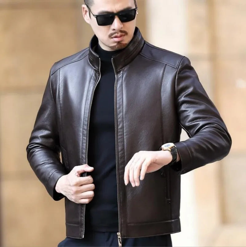 Jaqueta de couro masculina Raffenzi RZ036 com design moderno, resistente e sofisticado, perfeita para compor diferentes estilos com elegância.