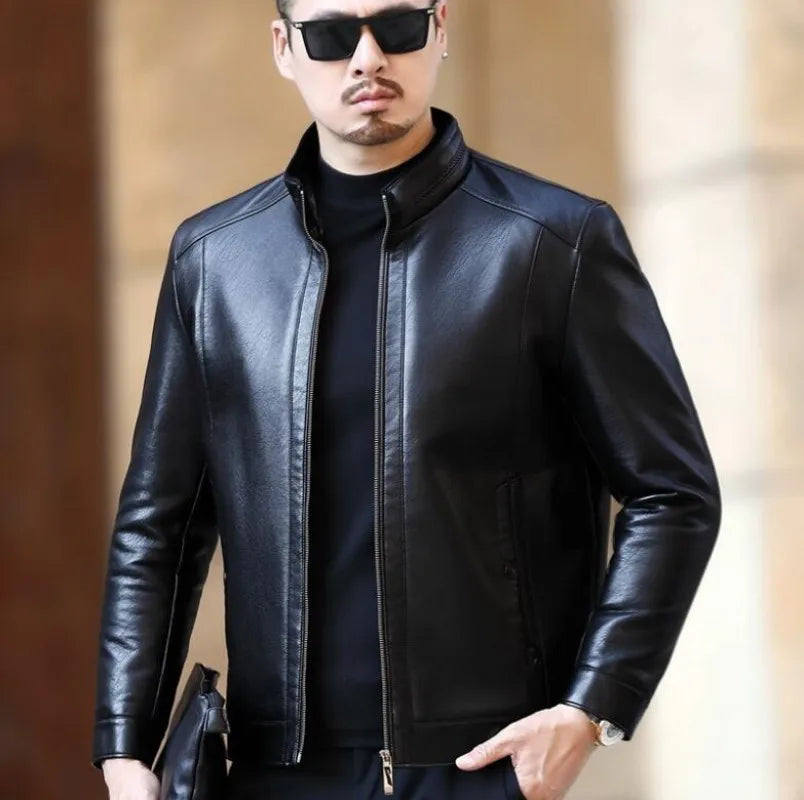 Jaqueta de couro masculina Raffenzi RZ036 com design moderno, resistente e sofisticado, perfeita para compor diferentes estilos com elegância.