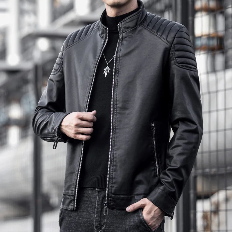 Jaqueta de couro masculina Raffenzi RZ087 com design robusto, proteção reforçada e acabamento refinado para motociclistas que valorizam estilo e segurança.
