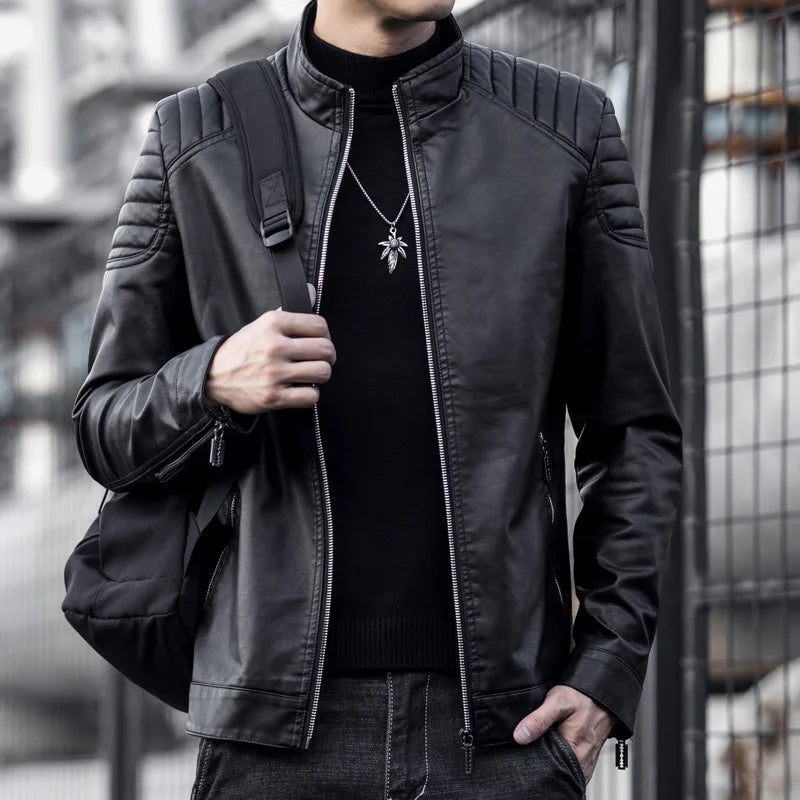 Jaqueta de couro masculina Raffenzi RZ087 com design robusto, proteção reforçada e acabamento refinado para motociclistas que valorizam estilo e segurança.