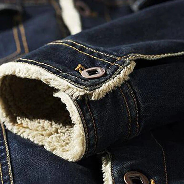Jaqueta jeans masculina acolchoada Raffenzi com forro em lã, modelagem ajustada e estilo sofisticado ideal para os dias frios e ocasiões urbanas.