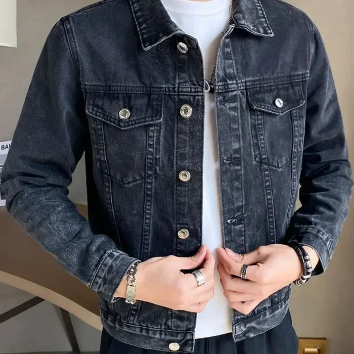 Jaqueta jeans masculina Raffenzi RZ080 com botões, design ajustado e visual moderno para homens que buscam estilo e conforto no dia a dia.
