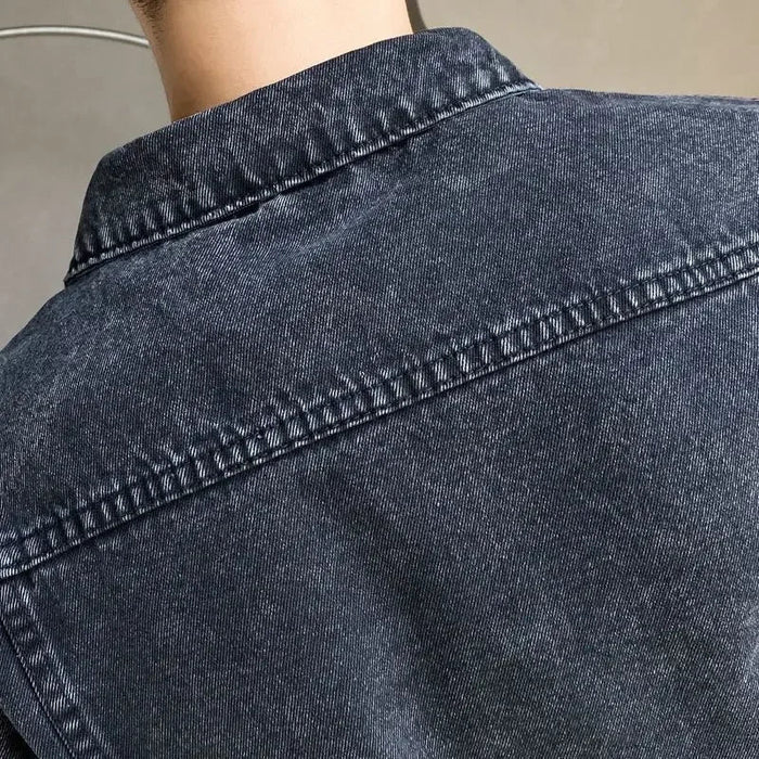 Jaqueta jeans masculina Raffenzi RZ080 com botões, design ajustado e visual moderno para homens que buscam estilo e conforto no dia a dia.