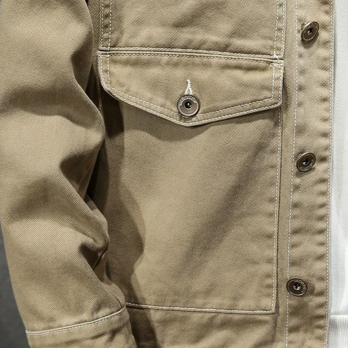 Jaqueta jeans masculina Raffenzi RZ029 com corte ajustado, forro interno e acabamento de alta qualidade, ideal para compor looks versáteis e sofisticados.
