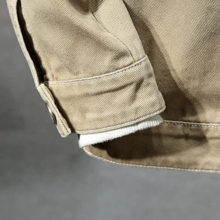 Jaqueta jeans masculina Raffenzi RZ029 com corte ajustado, forro interno e acabamento de alta qualidade, ideal para compor looks versáteis e sofisticados.
