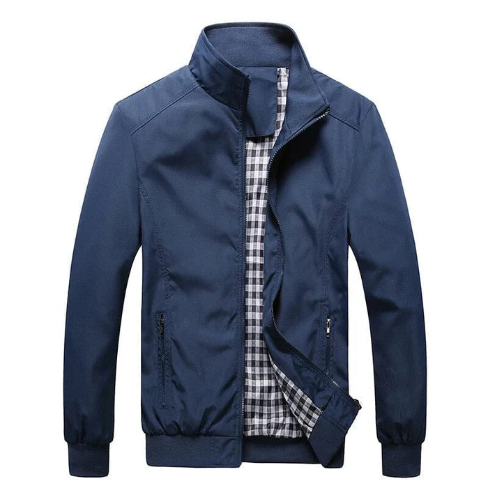 Jaqueta masculina Raffenzi RZ045 com forro xadrez, modelagem ajustada e fechamento em zíper, ideal para compor looks elegantes e práticos.