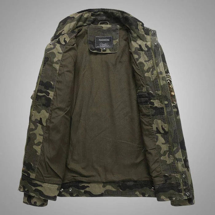 Jaqueta masculina camuflada Raffenzi RZ071, com forro térmico e design moderno para proteção e estilo em dias frios.