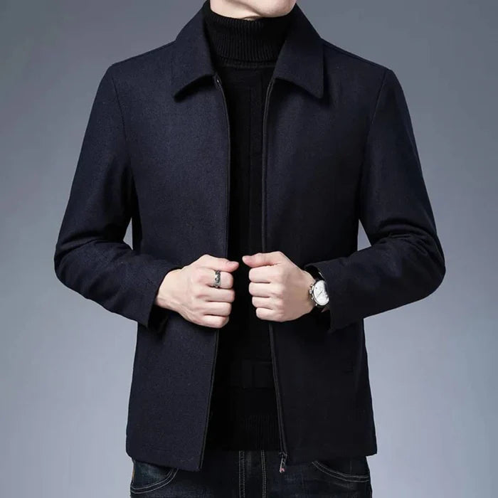 Jaqueta masculina Raffenzi RZ032 com design clássico, confortável e bolsos práticos, ideal para compor looks modernos e sofisticados.