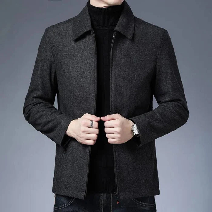 Jaqueta masculina Raffenzi RZ032 com design clássico, confortável e bolsos práticos, ideal para compor looks modernos e sofisticados.