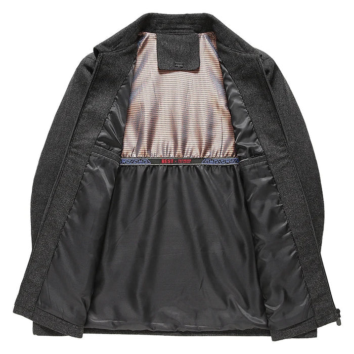 Jaqueta masculina Raffenzi RZ032 com design clássico, confortável e bolsos práticos, ideal para compor looks modernos e sofisticados.
