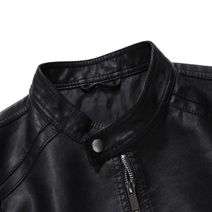 Jaqueta masculina em couro Raffenzi RZ037 com design urbano e sofisticado, perfeita para compor looks estilosos e modernos em diversas ocasiões.