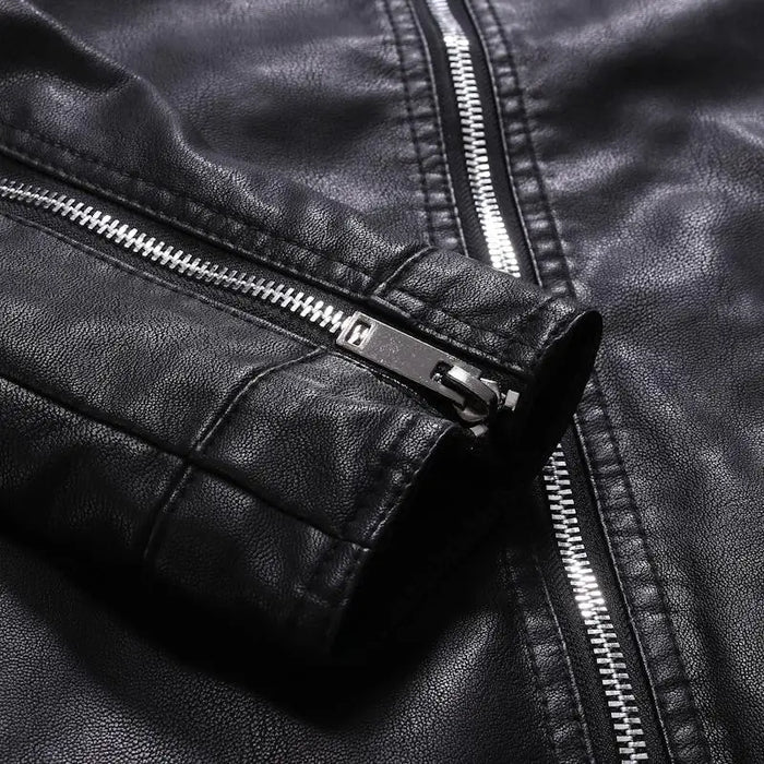 Jaqueta masculina em couro Raffenzi RZ037 com design urbano e sofisticado, perfeita para compor looks estilosos e modernos em diversas ocasiões.