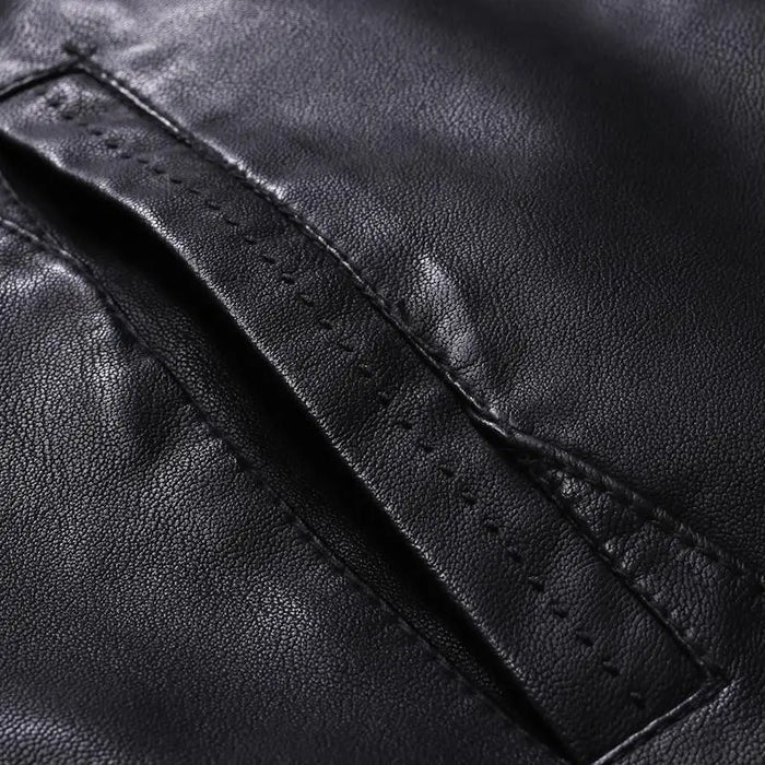 Jaqueta masculina em couro Raffenzi RZ037 com design urbano e sofisticado, perfeita para compor looks estilosos e modernos em diversas ocasiões.