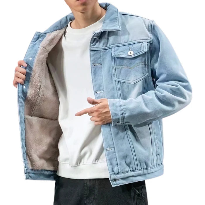 Jaqueta masculina jeans acolchoado com modelagem estruturada, bolsos funcionais e visual sofisticado para looks modernos em todas as estações