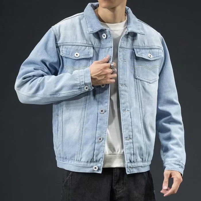 Jaqueta masculina jeans acolchoado com modelagem estruturada, bolsos funcionais e visual sofisticado para looks modernos em todas as estações