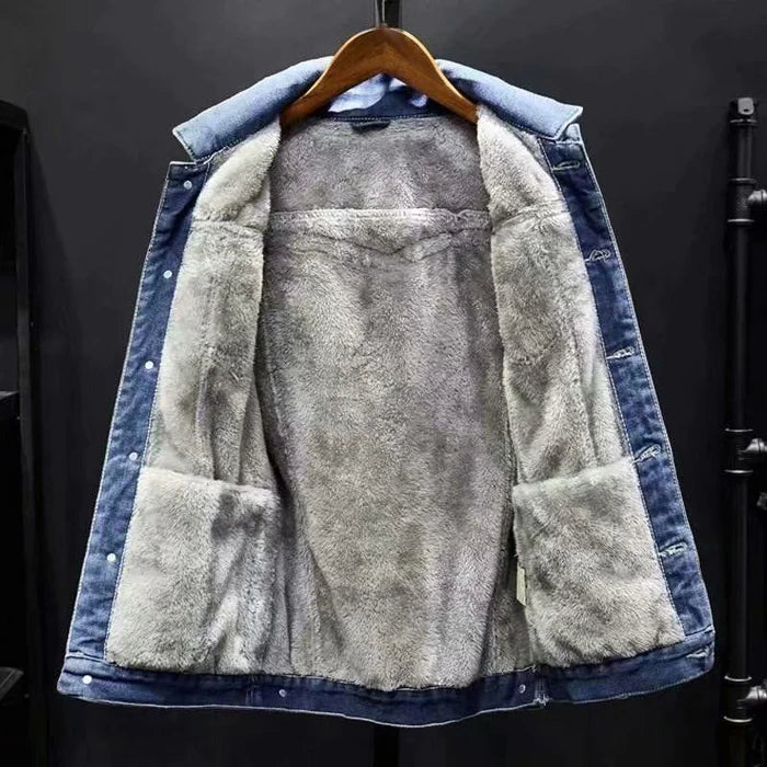 Jaqueta masculina jeans acolchoado com modelagem estruturada, bolsos funcionais e visual sofisticado para looks modernos em todas as estações