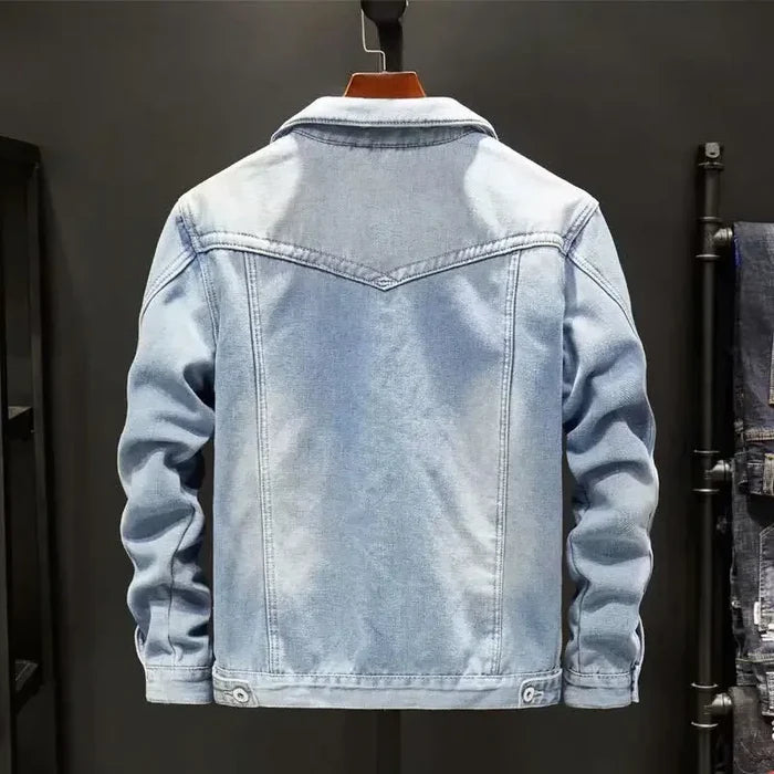 Jaqueta masculina jeans acolchoado com modelagem estruturada, bolsos funcionais e visual sofisticado para looks modernos em todas as estações