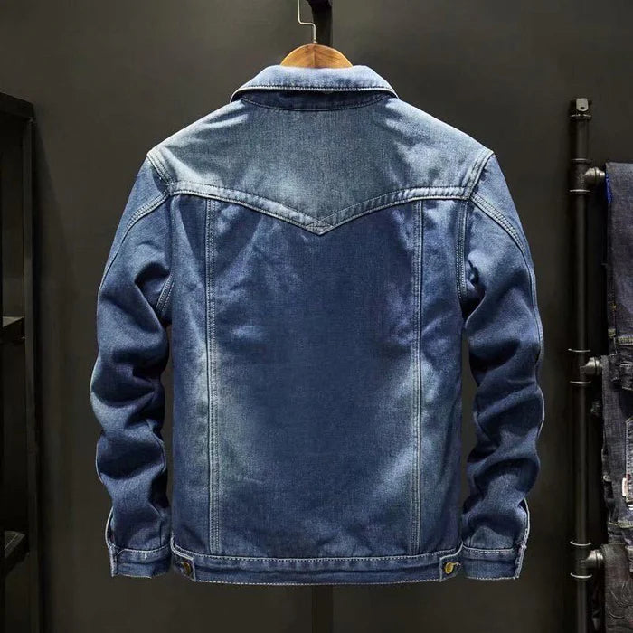 Jaqueta masculina jeans acolchoado com modelagem estruturada, bolsos funcionais e visual sofisticado para looks modernos em todas as estações