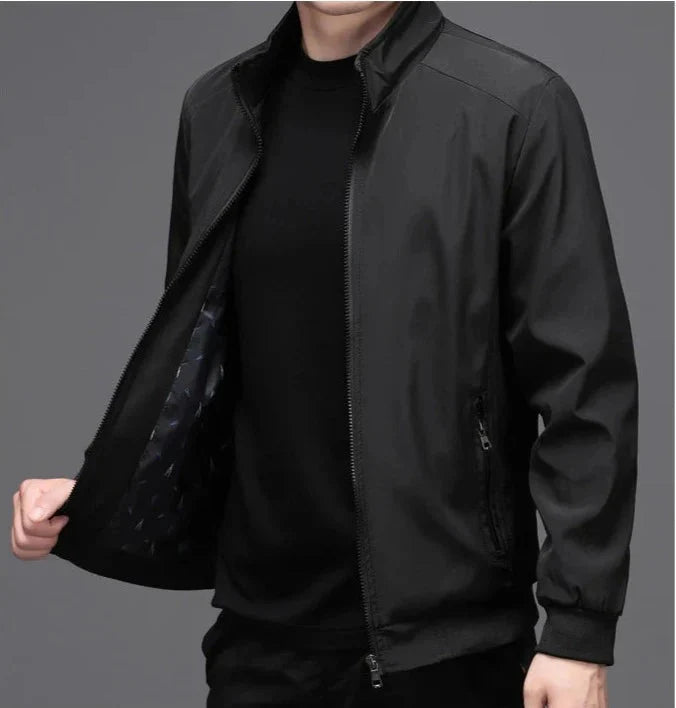 Jaqueta Masculina Raffenzi RZ042 oferece proteção térmica, conforto e estilo moderno, perfeita para homens que buscam elegância e funcionalidade.