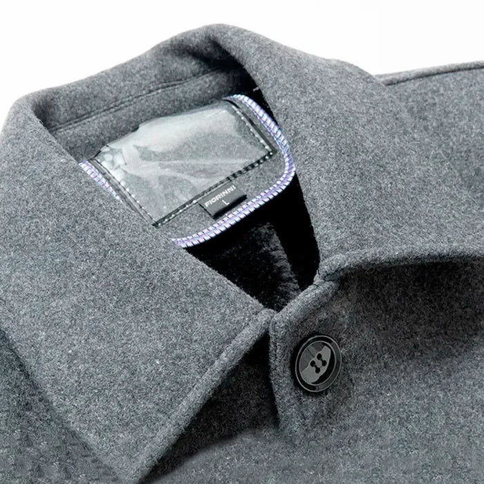 Sobretudo Raffenzi RZ121, design curto em lã SoftFleece®, perfeito para climas frios com conforto e sofisticação.