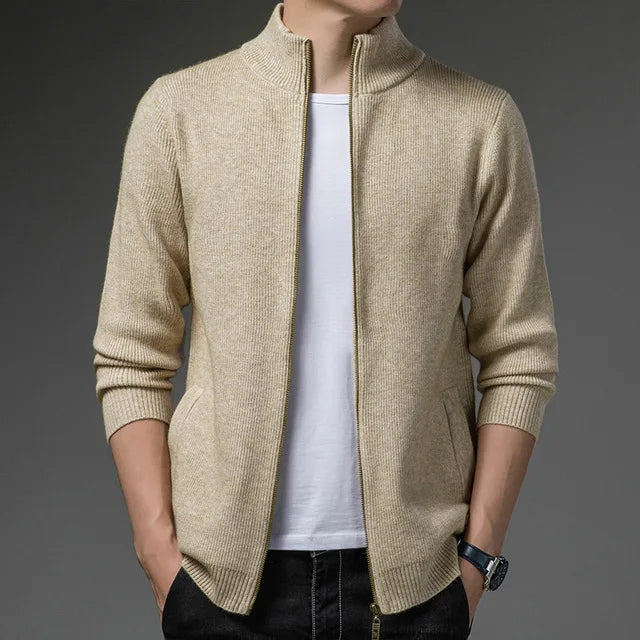 Suéter Raffenzi RZ136, design slim fit com zíper, perfeito para ocasiões variadas com elegância, conforto e resistência duradoura.