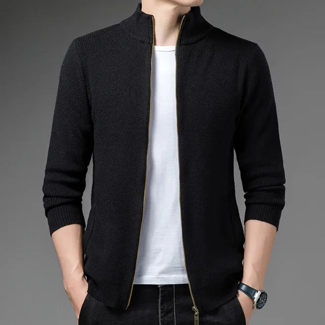 Suéter Raffenzi RZ136, design slim fit com zíper, perfeito para ocasiões variadas com elegância, conforto e resistência duradoura.