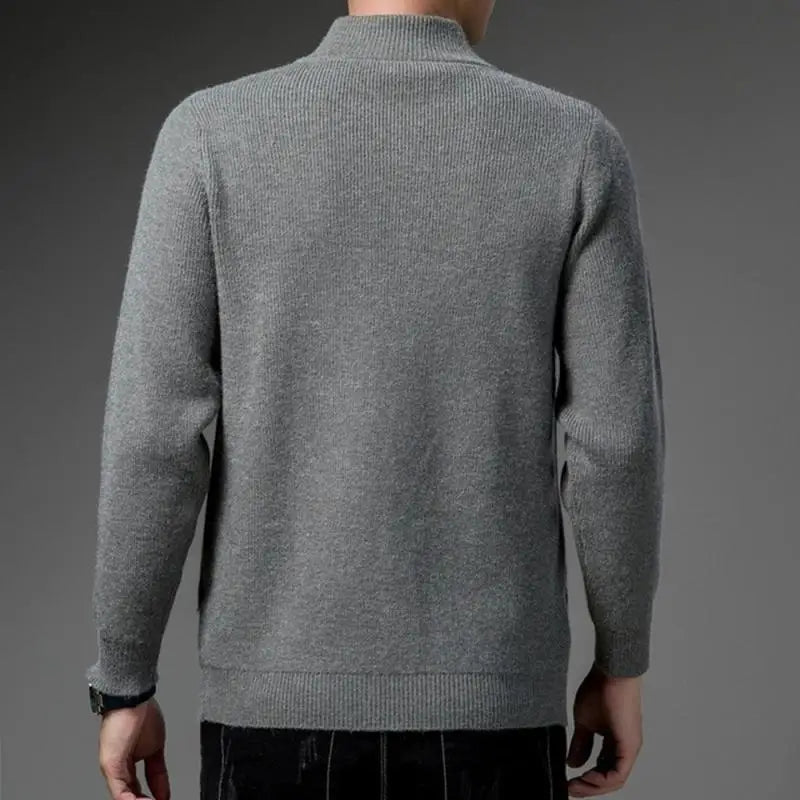 Suéter Raffenzi RZ136, design slim fit com zíper, perfeito para ocasiões variadas com elegância, conforto e resistência duradoura.