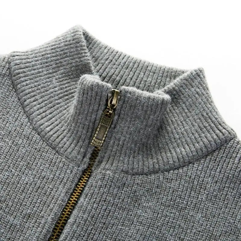 Suéter Raffenzi RZ136, design slim fit com zíper, perfeito para ocasiões variadas com elegância, conforto e resistência duradoura.