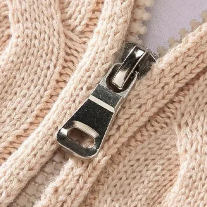 Suéter Raffenzi RZ132, design Old Money em tricot com meio zíper, perfeito para sobreposições elegantes com sofisticação e conforto.