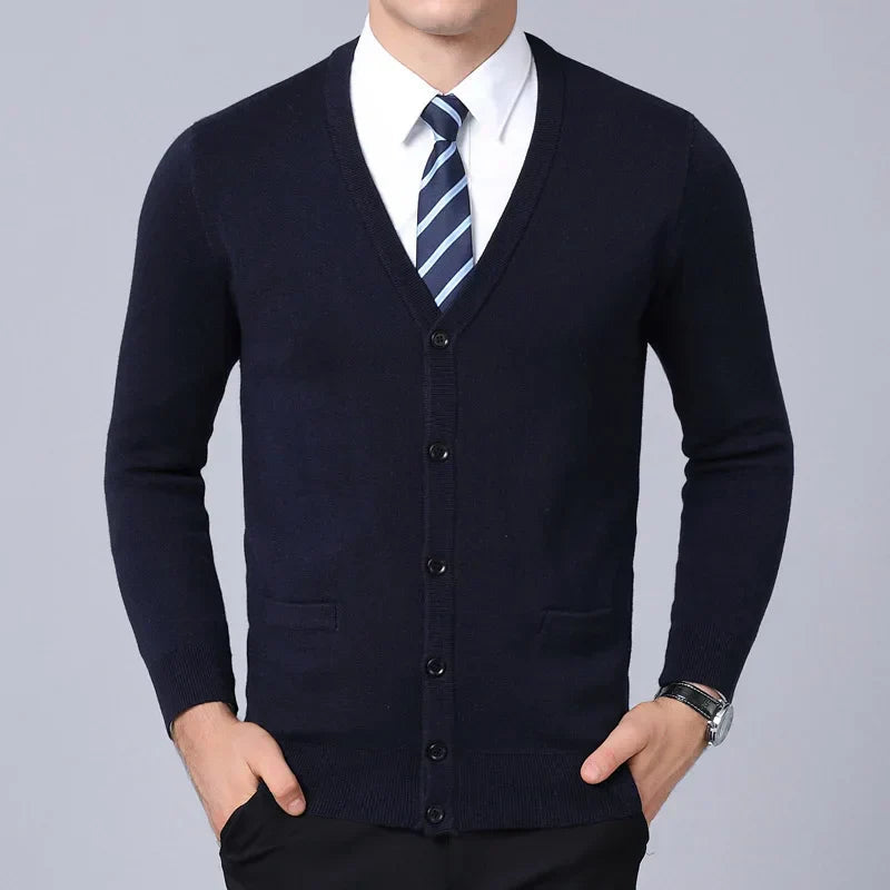 Suéter Raffenzi RZ137, design slim fit, perfeito para ocasiões casuais ou formais com sofisticação, conforto e resistência em lã.