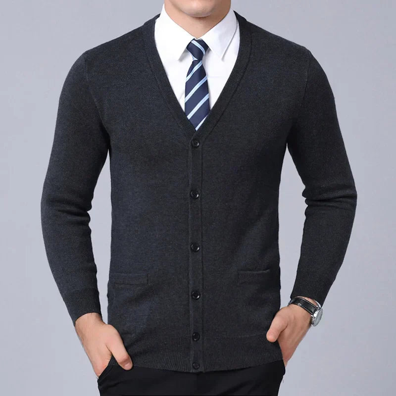 Suéter Raffenzi RZ137, design slim fit, perfeito para ocasiões casuais ou formais com sofisticação, conforto e resistência em lã.