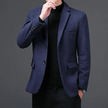 Blazer Masculino Raffenzi RZ107 com corte ajustado e tecido leve, ideal para um visual elegante em eventos formais e composições casuais.