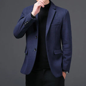 Blazer Masculino Raffenzi RZ107 com corte ajustado e tecido leve, ideal para um visual elegante em eventos formais e composições casuais.