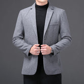 Blazer Masculino Raffenzi RZ107 com corte ajustado e tecido leve, ideal para um visual elegante em eventos formais e composições casuais.