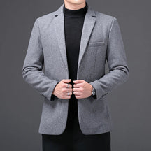 Blazer Masculino Raffenzi RZ107 com corte ajustado e tecido leve, ideal para um visual elegante em eventos formais e composições casuais.