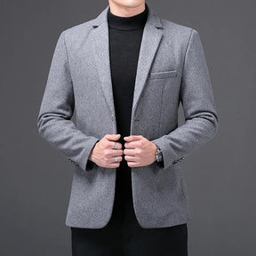 Blazer Masculino Raffenzi RZ107 com corte ajustado e tecido leve, ideal para um visual elegante em eventos formais e composições casuais.