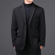 Blazer Masculino Raffenzi RZ107 com corte ajustado e tecido leve, ideal para um visual elegante em eventos formais e composições casuais.