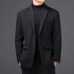 Blazer Masculino Raffenzi RZ107 com corte ajustado e tecido leve, ideal para um visual elegante em eventos formais e composições casuais.