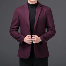 Blazer Masculino Raffenzi RZ107 com corte ajustado e tecido leve, ideal para um visual elegante em eventos formais e composições casuais.