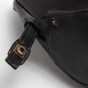 Boina masculina inglesa de couro Raffenzi RZ099 oferece estilo sofisticado, conforto e versatilidade para compor visuais modernos e elegantes.