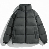 Jaqueta Bobojaco Masculina Raffenzi RZ049 com isolamento térmico, conforto e caimento sofisticado para compor looks estilosos em dias frios.